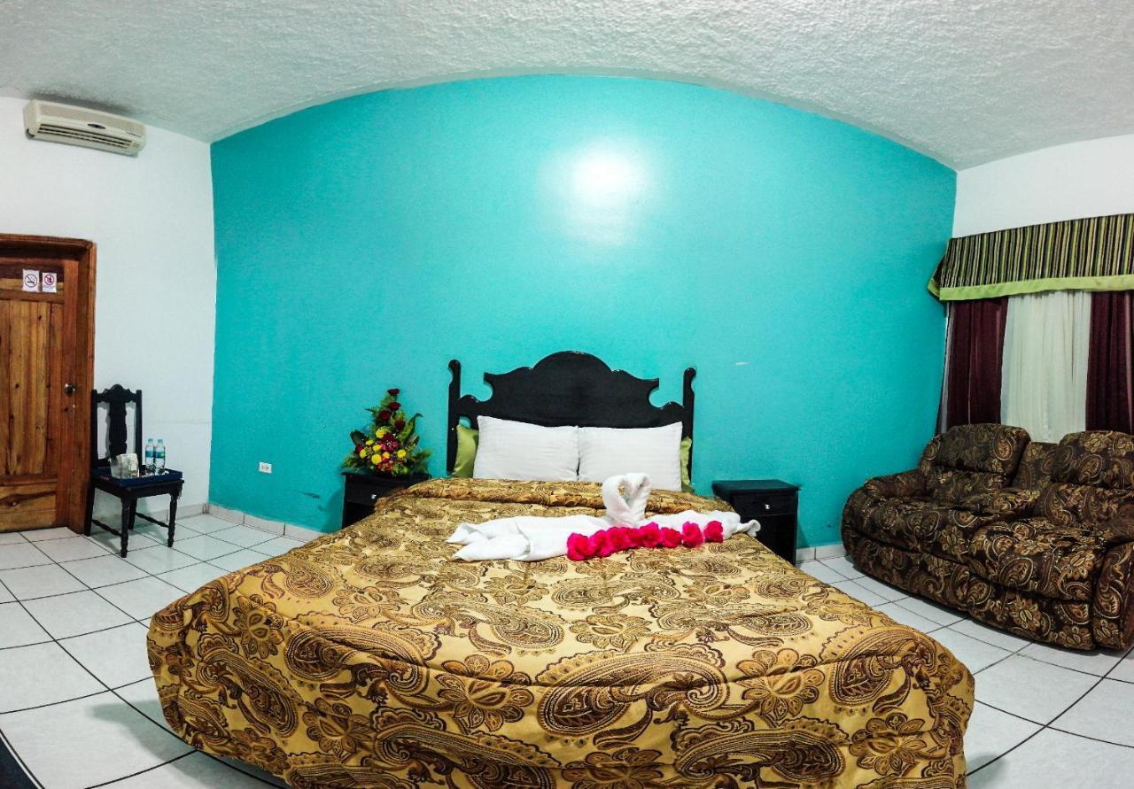 Uw Oasis Hotel La Ceiba Exteriér fotografie